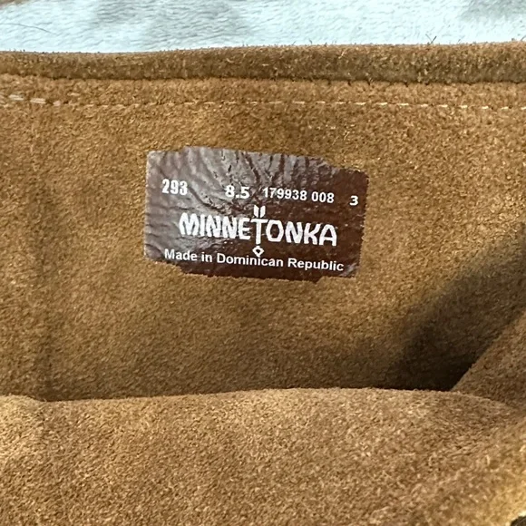 Minnetonka women’s Tan Fringe Moccasin Boots - Picture 3 of 6